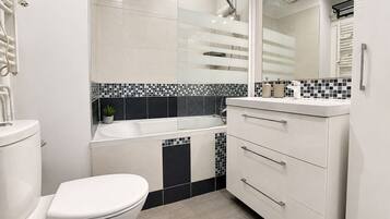 Studio | Badezimmer | Kostenlose Toilettenartikel, Haartrockner, Handtücher, Seife