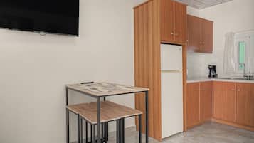 Coffee/tea maker, fridge, stovetop, electric kettle