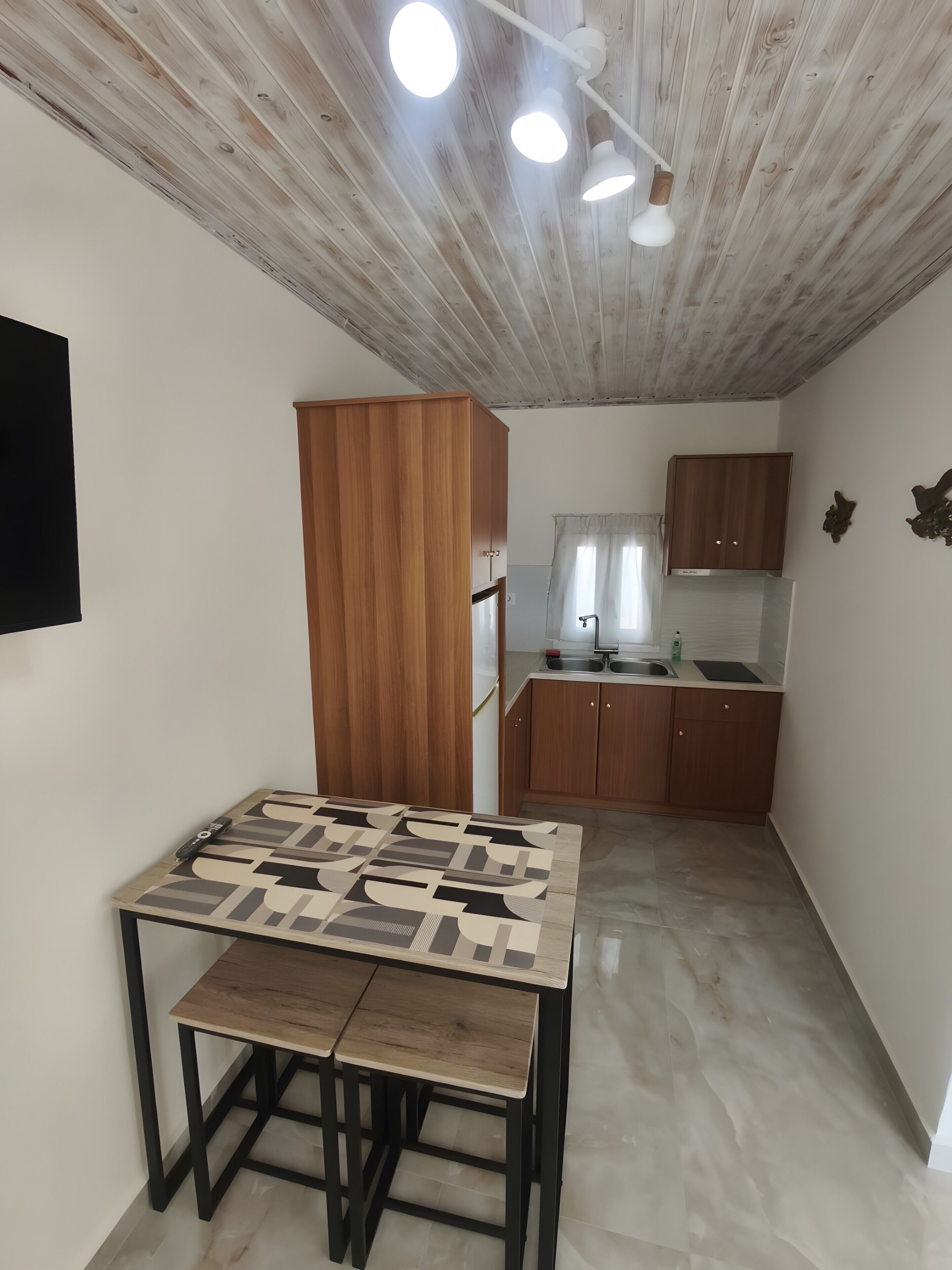 Coffee/tea maker, fridge, stovetop, electric kettle