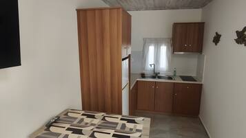 Coffee/tea maker, fridge, stovetop, electric kettle
