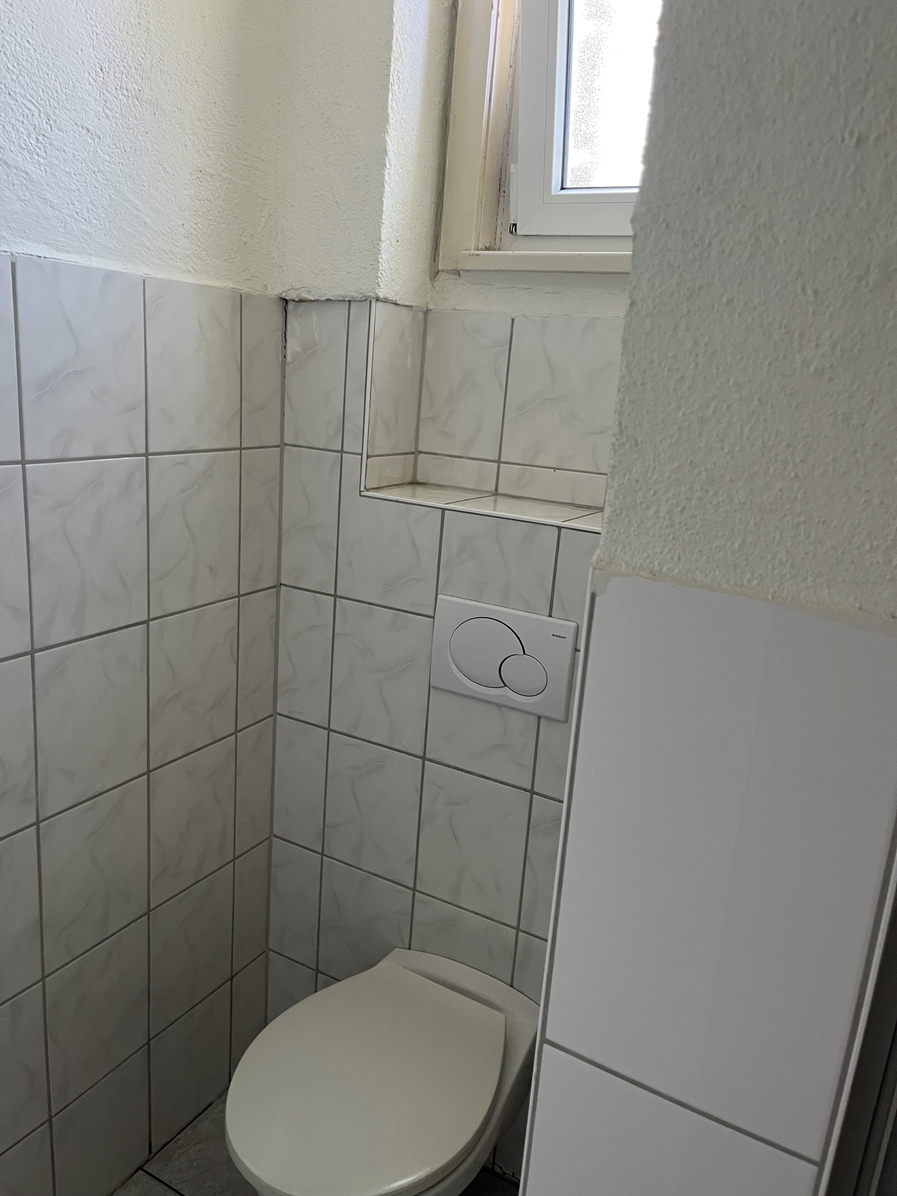 Basic Single Room | Bathroom | Towels, soap, toilet paper