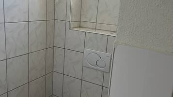 Basic Single Room | Bathroom | Towels, soap, toilet paper