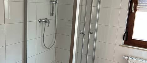 ベーシック ダブルルーム | バスルーム | タオル、石鹸、トイレットペーパー