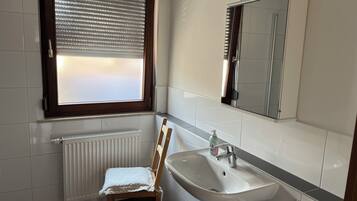 Basic-Doppelzimmer | Badezimmer | Handtücher, Seife, Toilettenpapier