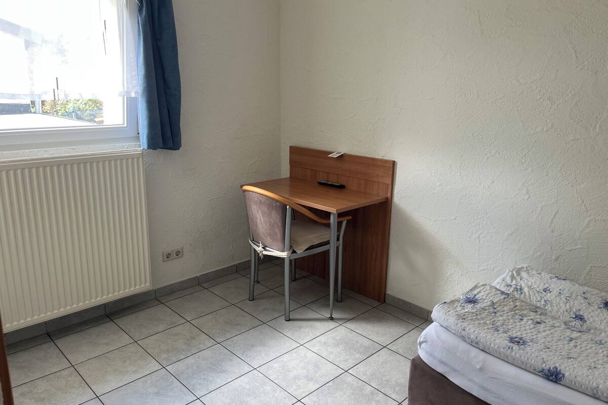 Habitación individual básica | Escritorio, espacio para trabajar con laptop y wifi gratis 