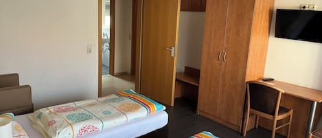 Habitación básica doble | Escritorio, espacio para trabajar con laptop y wifi gratis