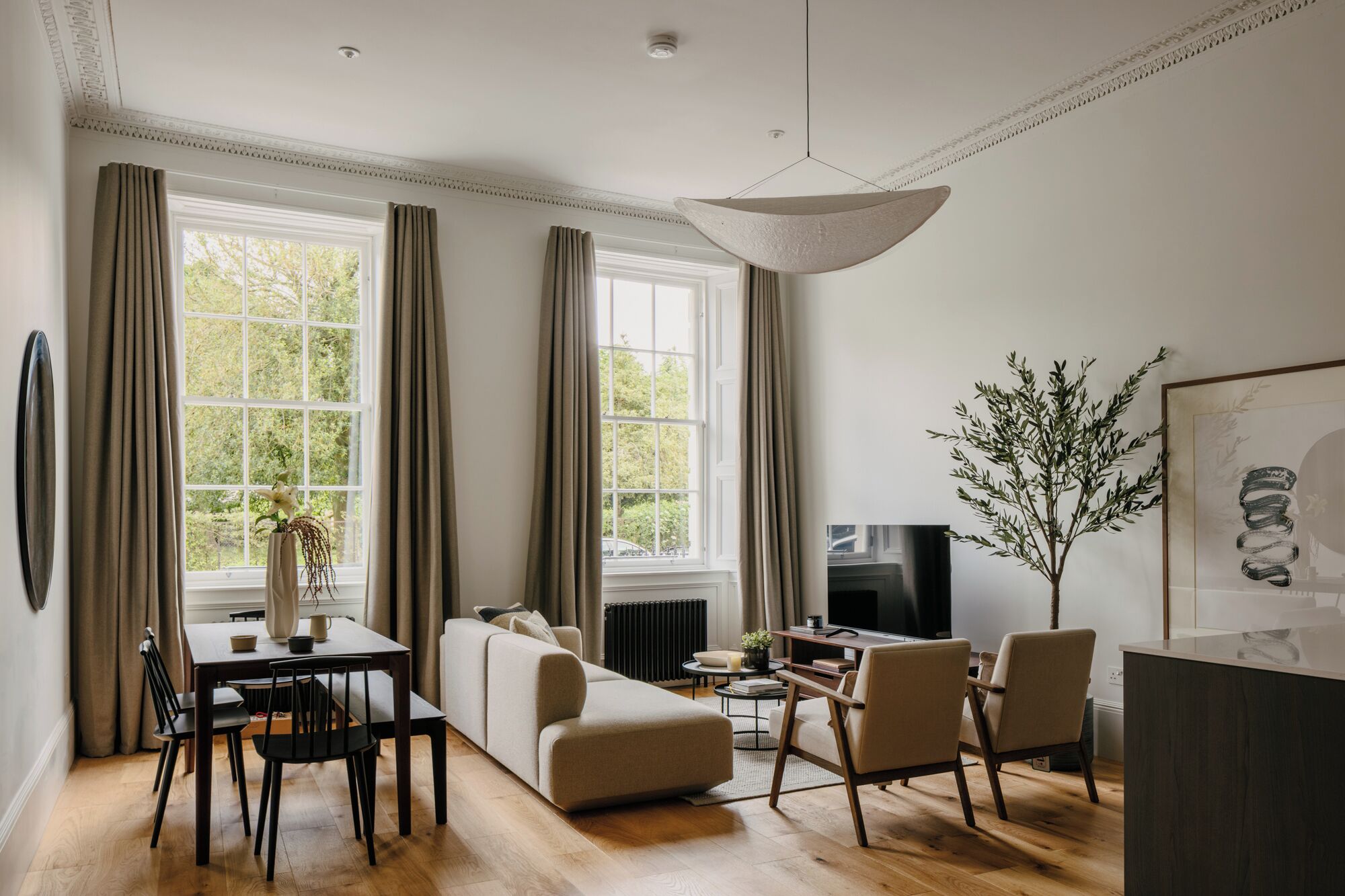 Deluxe Apartment, City View | Living area