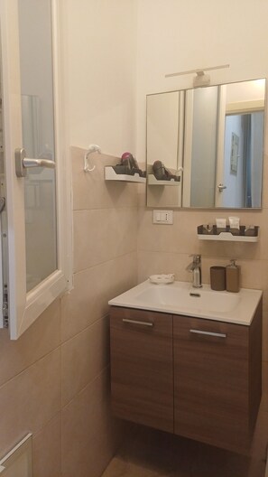 Douche, sèche-cheveux, serviettes fournies, savon