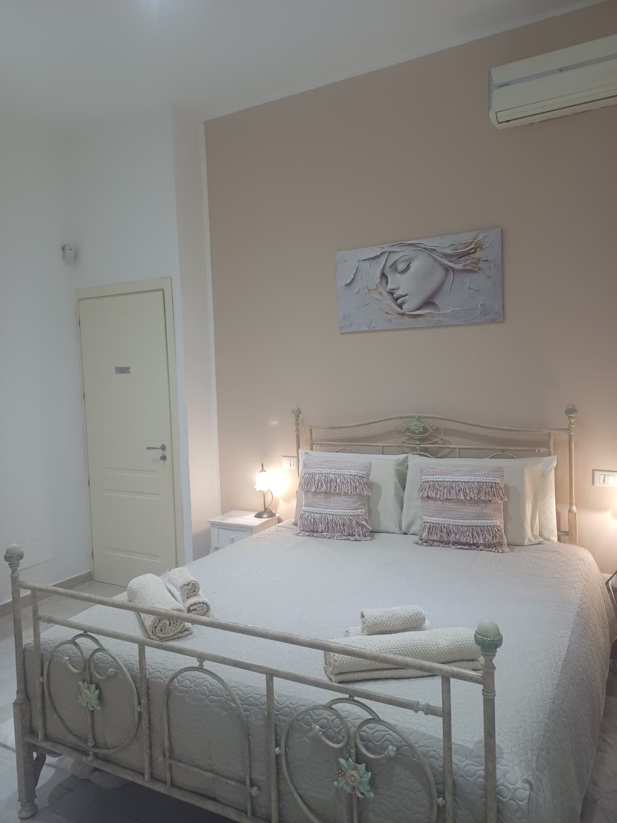1 chambre, coffre-fort, bureau, fer et planche à repasser