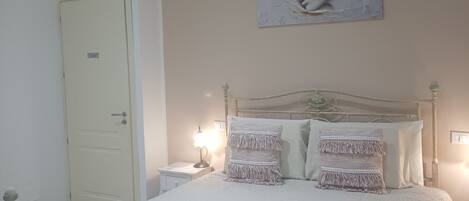 1 bedroom, in-room safe, desk, iron/ironing board