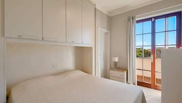 5 bedrooms, iron/ironing board, free WiFi, bed sheets
