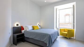 Habitación clásica, vistas a la ciudad | Caja fuerte, escritorio, sistema de insonorización