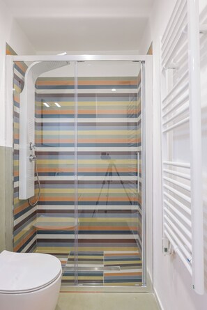 Habitación triple Confort, vistas a la ciudad | Baño | Ducha, secador de pelo, toallas y jabón
