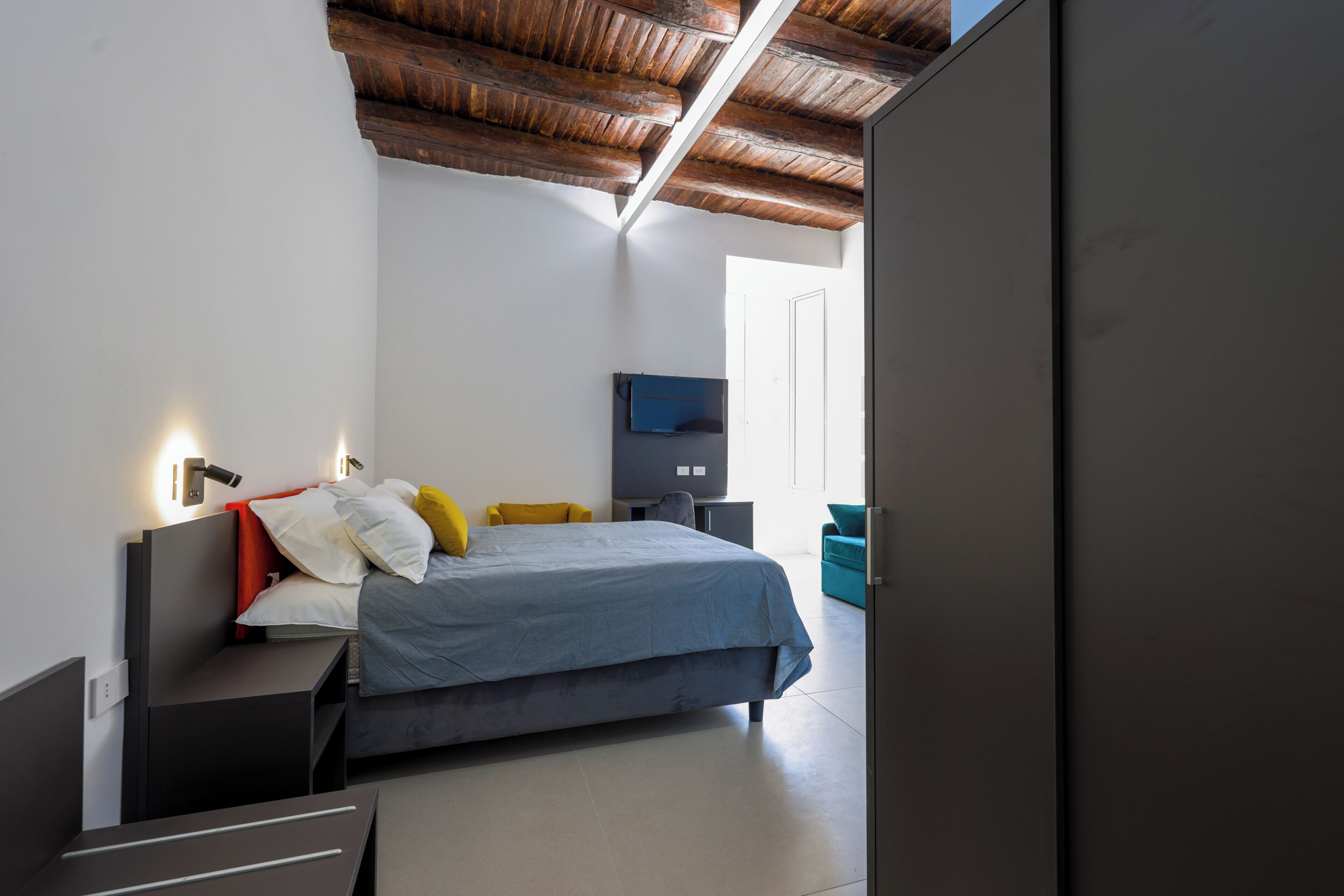 Habitación triple Deluxe, vistas a la ciudad | Caja fuerte, escritorio, sistema de insonorización