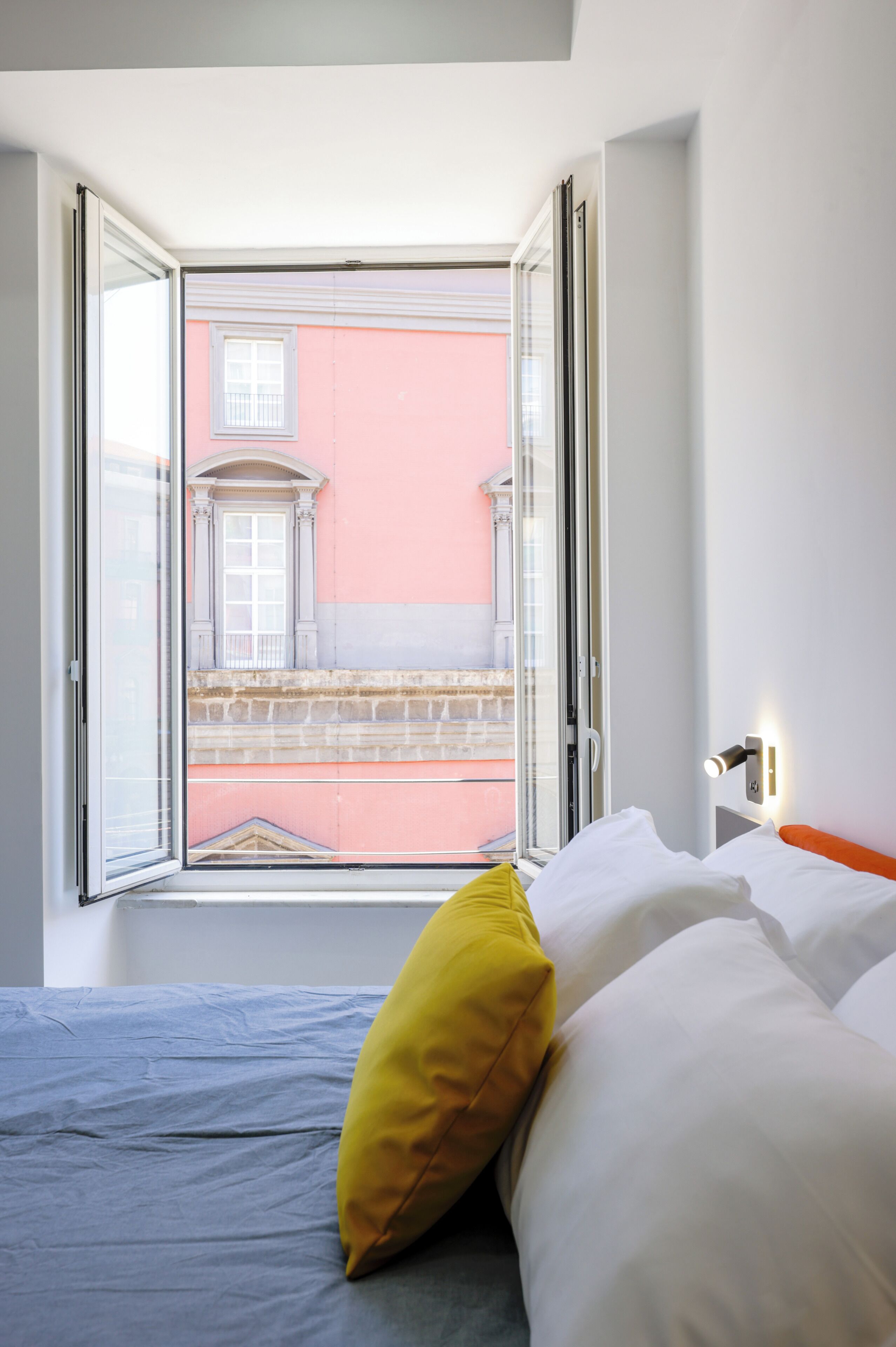 Habitación triple Confort, vistas a la ciudad | Caja fuerte, escritorio, sistema de insonorización