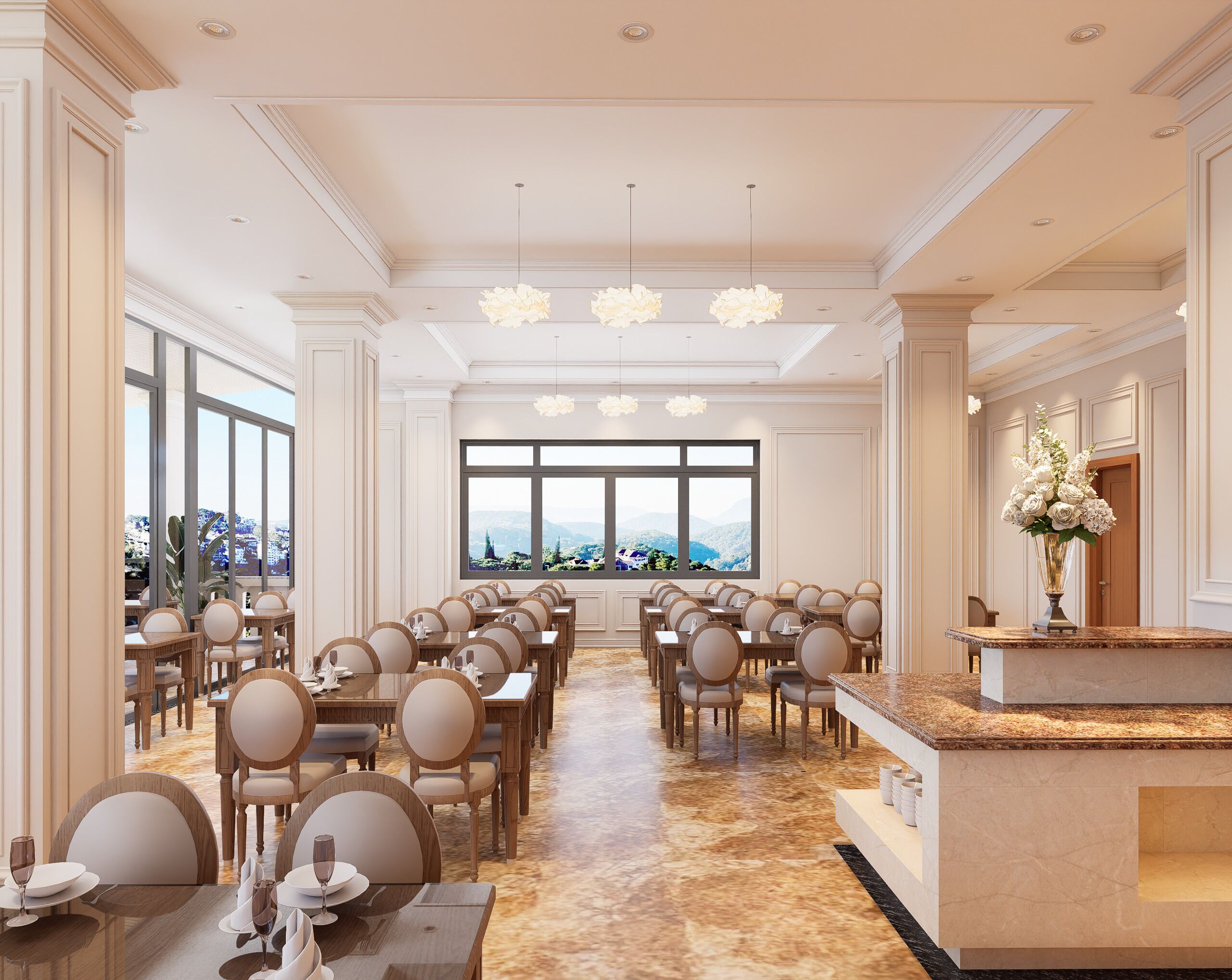 Un vaste espace de restauration dans l’hôtel, avec de nombreuses tables et chaises, de grandes fenêtres offrant une vue sur les montagnes et d’élégants lustres.