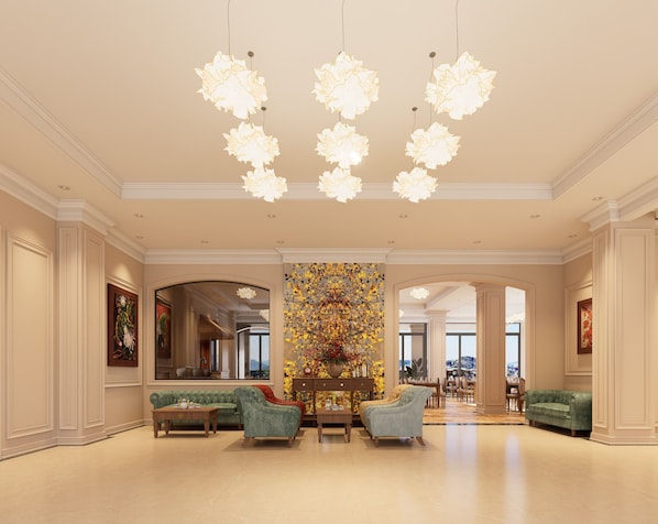 Un vestíbulo amplio con techo alto, muebles elegantes y una gran decoración floral en la pared.