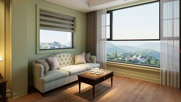 Signature Room, Balcony, Mountain View | Living area