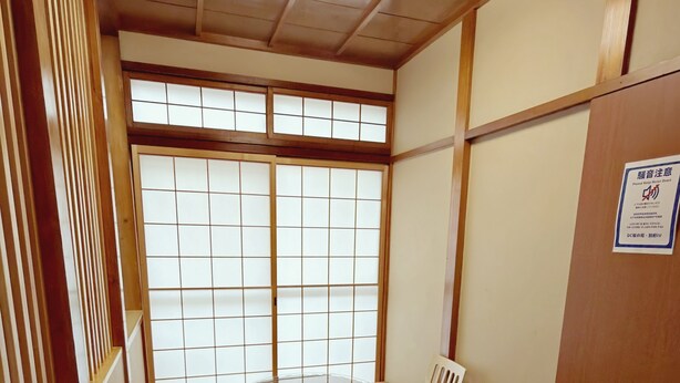 A traditional Japanese room with tatami flooring, a low table with a woven basket, and shoji screens. - Dc Sakura Hotel - Tenjin Beppu (Osaka)