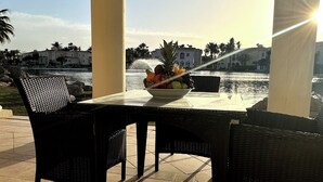 تناول الطعام بالخارج