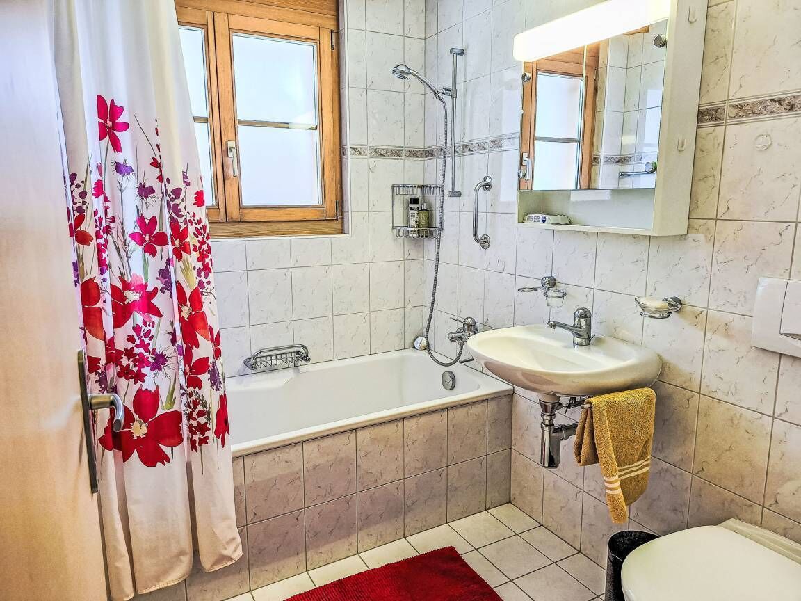 Haartrockner, Handtücher, Seife, Toilettenpapier
