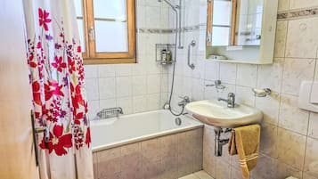 Haartrockner, Handtücher, Seife, Toilettenpapier