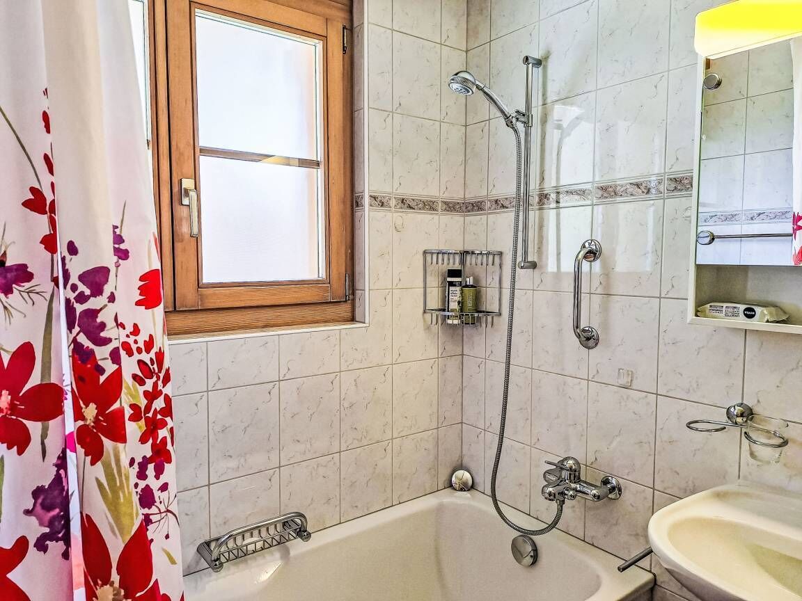 Sèche-cheveux, serviettes fournies, savon, papier toilette