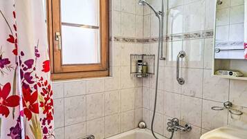 SĂšche-cheveux, serviettes fournies, savon, papier toilette