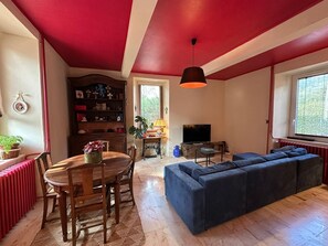 Living area - Stunning View of the Coeur des Pyrénées Mountains with a Pool Near a Ski Resort (Izaut-de-l'Hôtel)