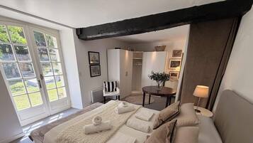 4 bedrooms, desk, iron/ironing board, WiFi