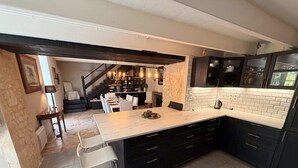 Wasserkocher mit Kaffee-/Teezubehör, Kühlschrank, Mikrowelle, Ofen