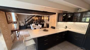 Coffee/tea maker, fridge, microwave, oven