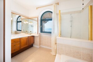 Shower, bidet, towels - ApartmentsGarda - Villa Giada - TOPAZIO (TORRI DEL BENACO)