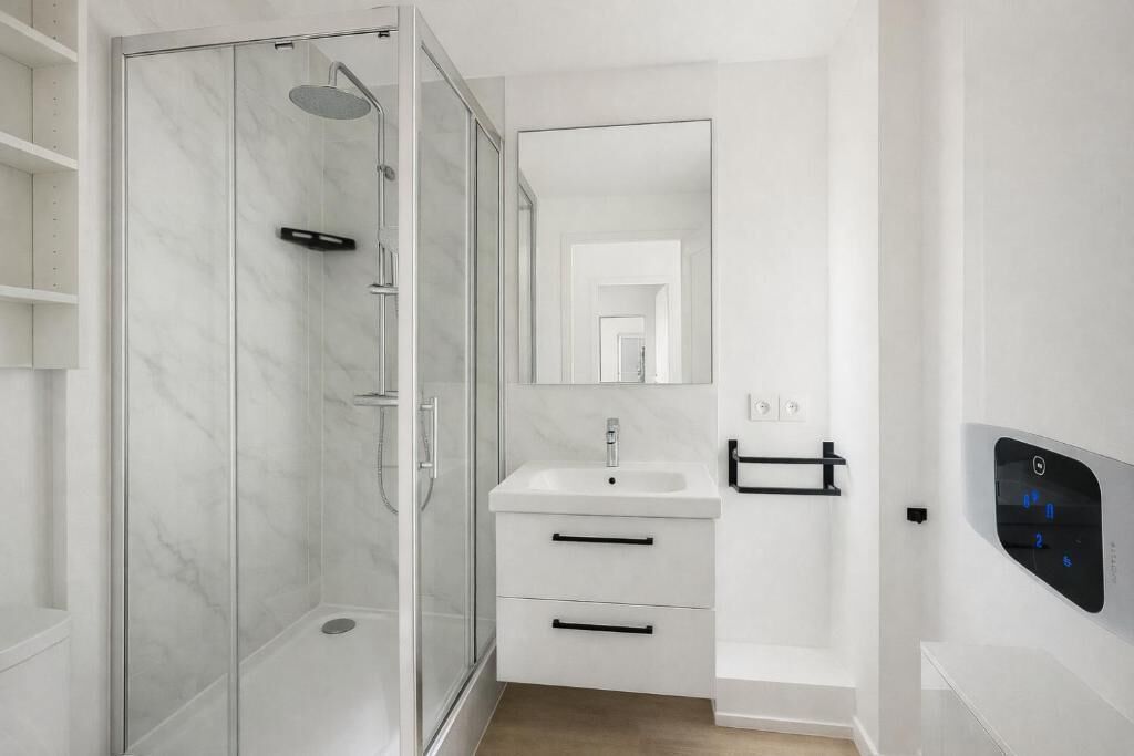 Appartement | Badkamer | Een bad, gratis toiletartikelen, een haardroger, handdoeken