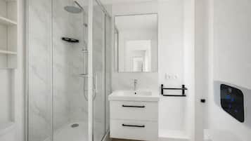 Appartement | Badkamer | Een bad, gratis toiletartikelen, een haardroger, handdoeken