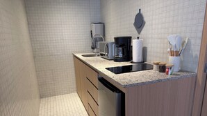 A modern kitchen with a dishwasher, coffee maker, and a sink. - Modern 1BR in Juárez with fast WiFi, great natural light, a comfortable queen bed, a fully equipped kitchen, and a luxury bathroom. Perfect for couples or solo travelers seeking comfort, style, and a prime location in Mexico City. (Cuauhtémoc)