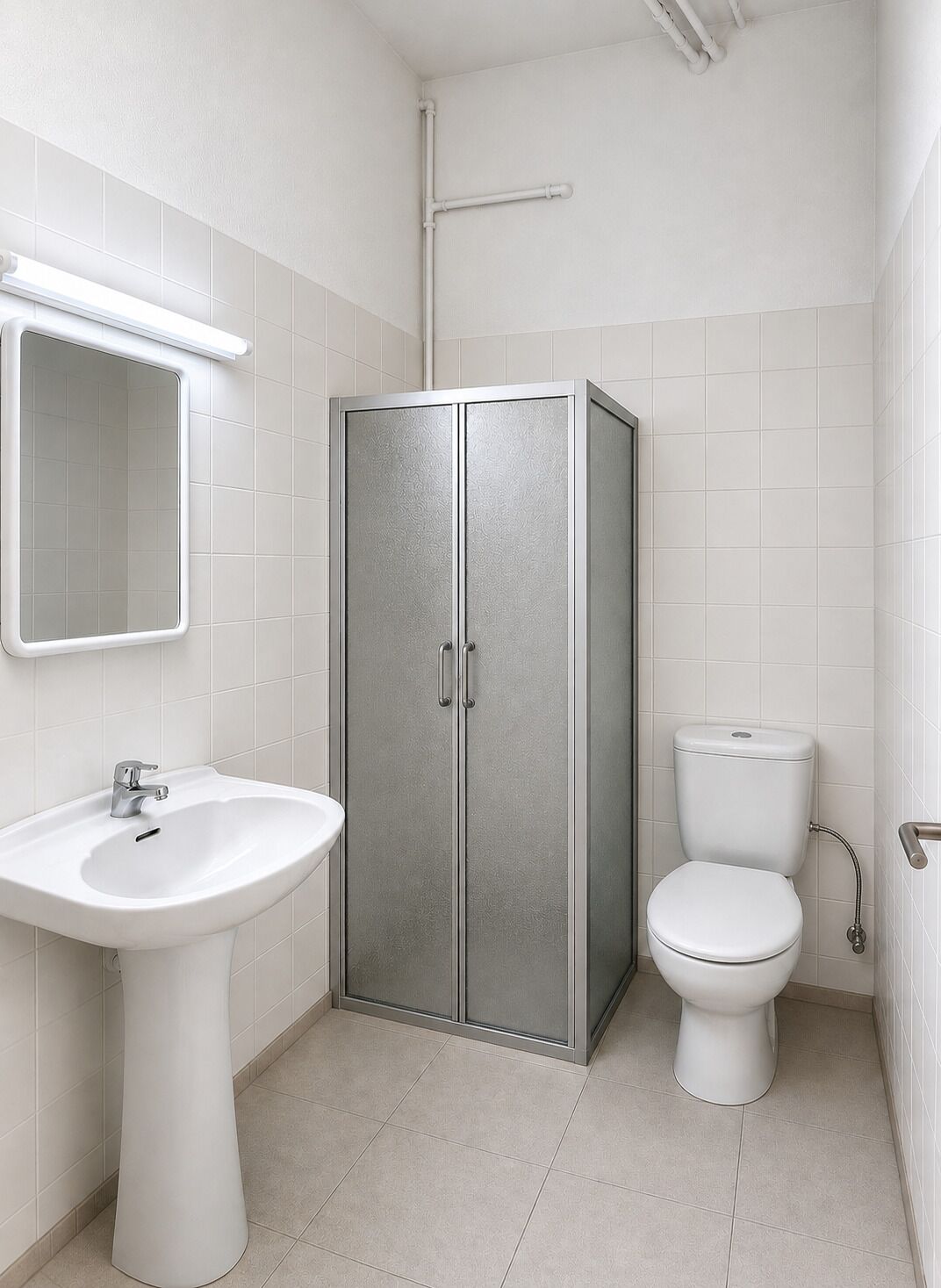 Een douche, een haardroger, handdoeken, zeep