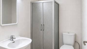 Een douche, een haardroger, handdoeken, zeep