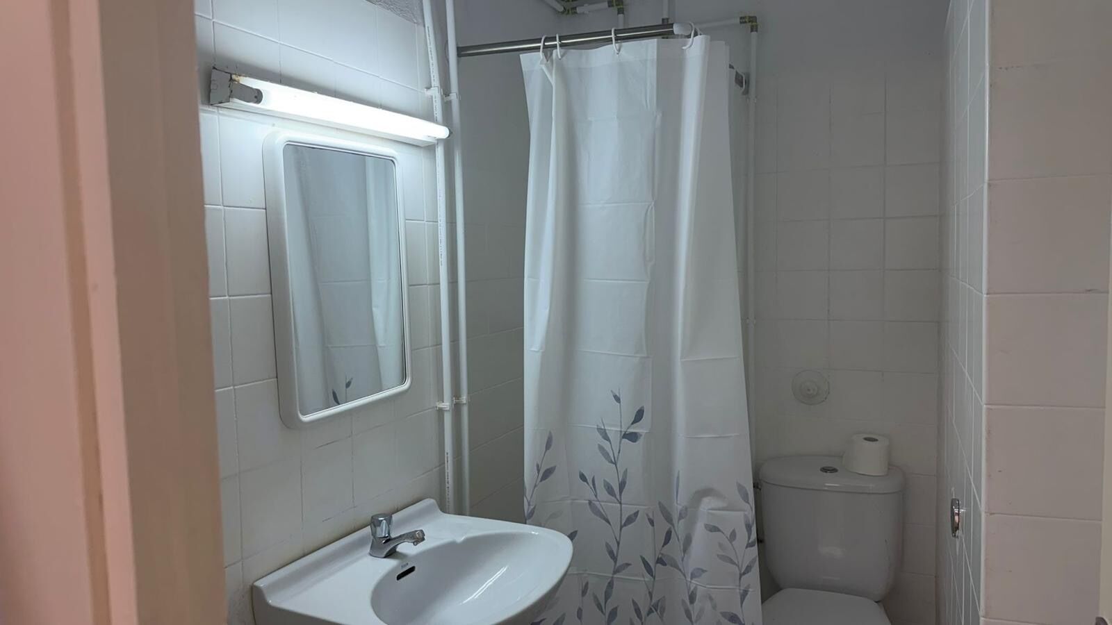 Een douche, een haardroger, handdoeken, zeep