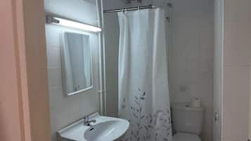 Een douche, een haardroger, handdoeken, zeep