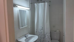 Douche, sèche-cheveux, serviettes fournies, savon
