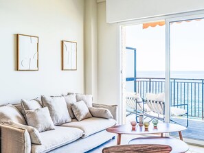 Ein modernes Wohnzimmer mit einer Couch, einem Couchtisch und Kunstwerken an der Wand.