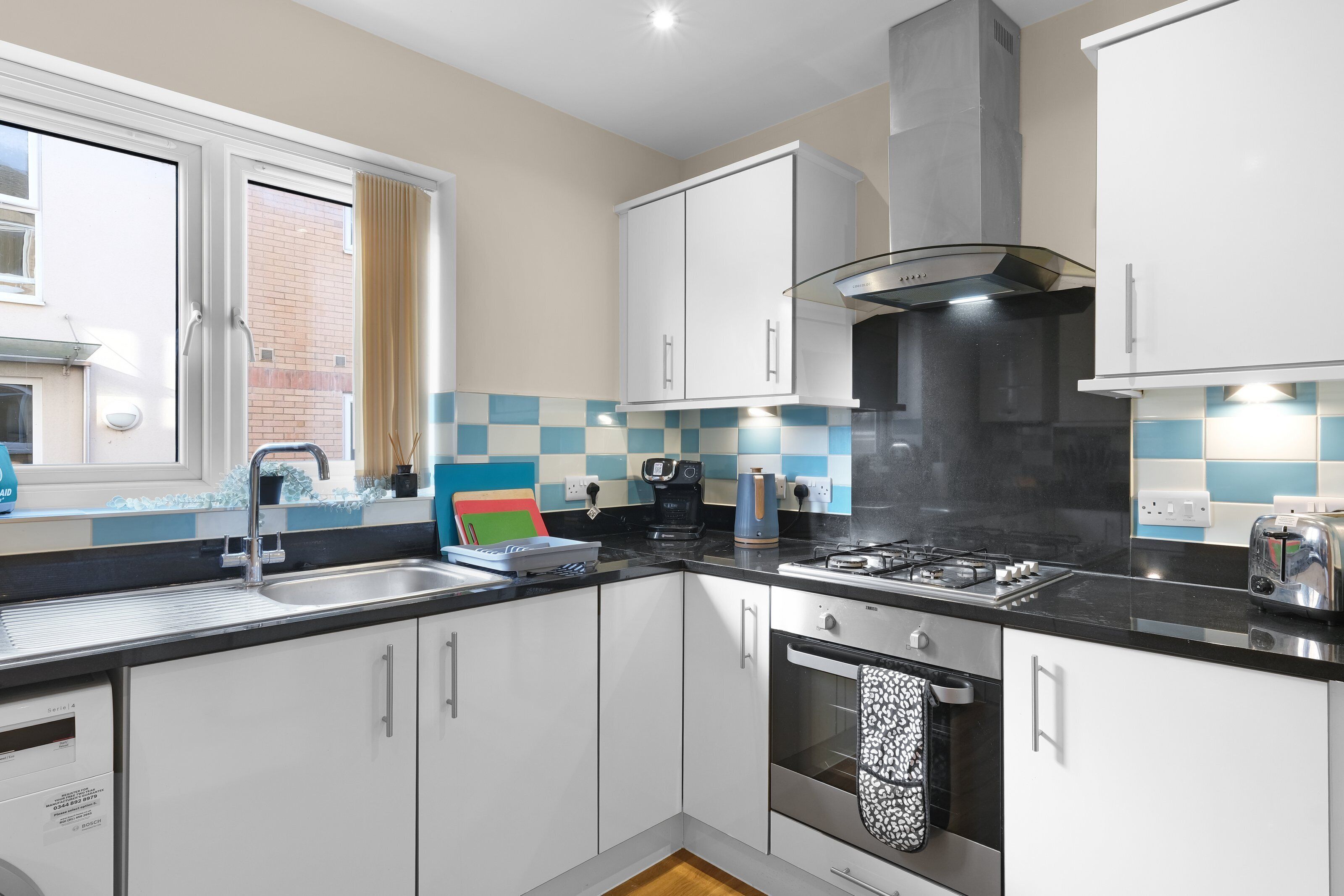 Family Apartment | Private kitchen | Electric kettle, toaster