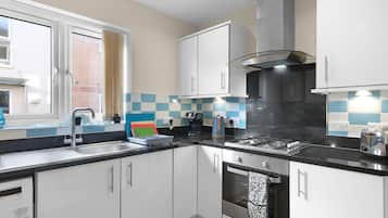 Family Apartment | Private kitchen | Electric kettle, toaster