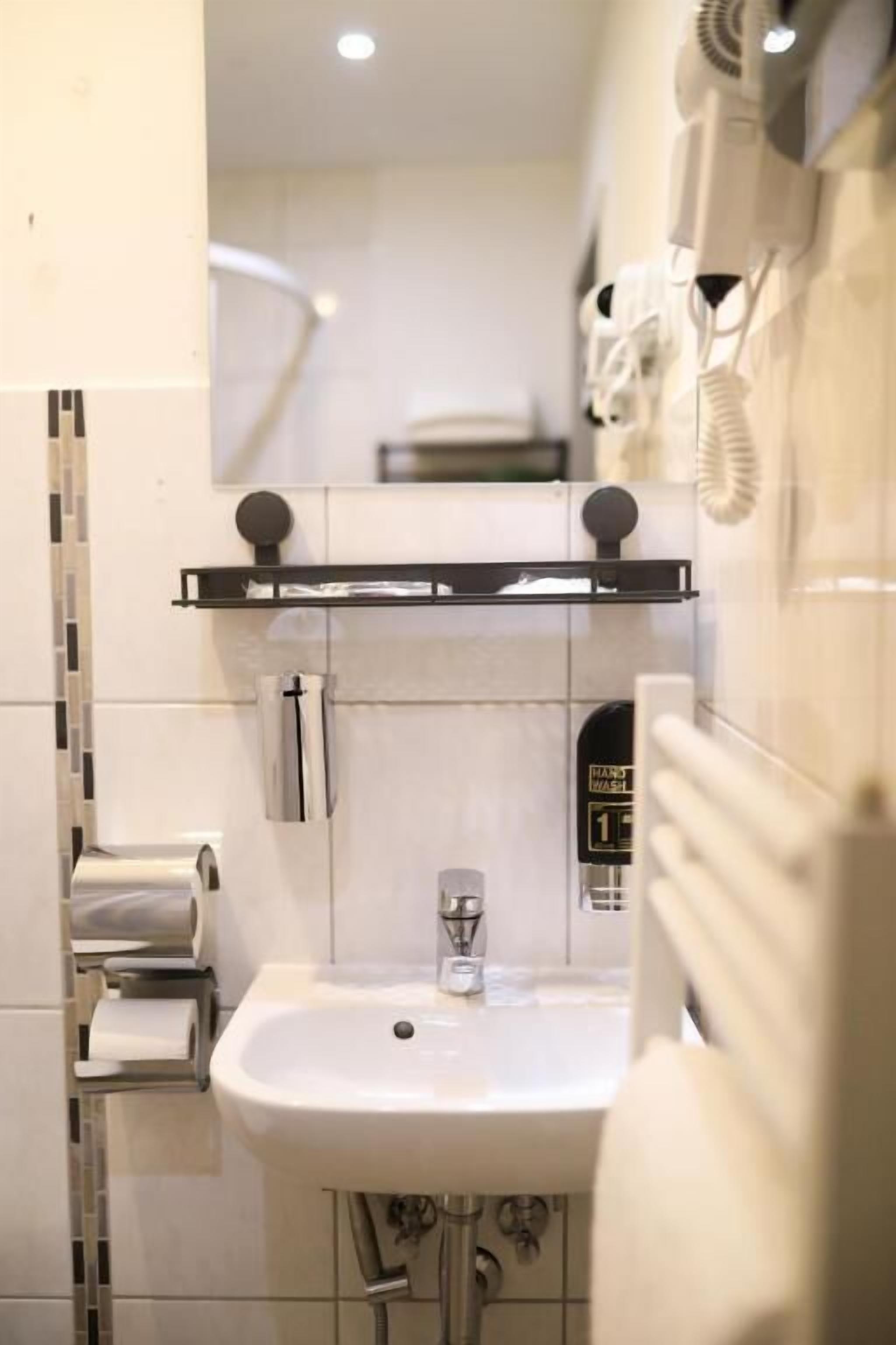 Triple Room, City View | Bathroom