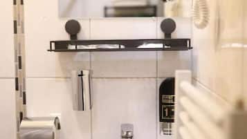 Chambre triple, vue sur la ville | Salle de bain | Douche, articles de toilette (gratuits), séchoir à cheveux