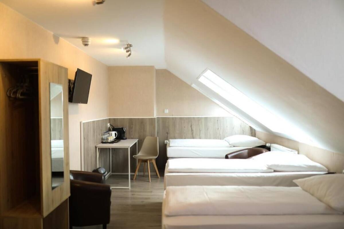 Un dormitorio con cama tipo loft, un escritorio y una silla.