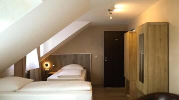 Chambre quadruple, vue sur la ville | Bureau, accès au Wi-Fi (inclus)
