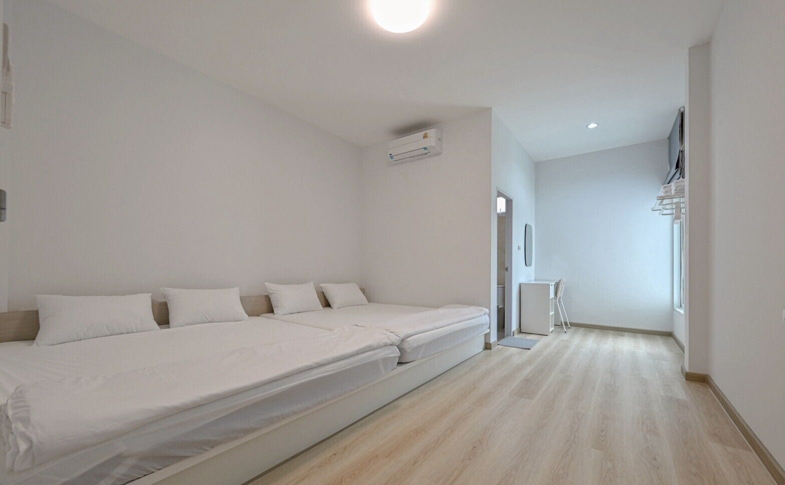 Wifi gratis, decoración personalizada y ropa de cama 