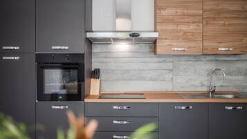 Kühlschrank, Mikrowelle, Ofen, Herdplatte